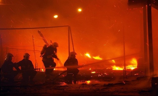 Minionej nocy strażacy walczyli z pożarem stodoły i sklepu ogrodniczego w Murowanej Goślinie