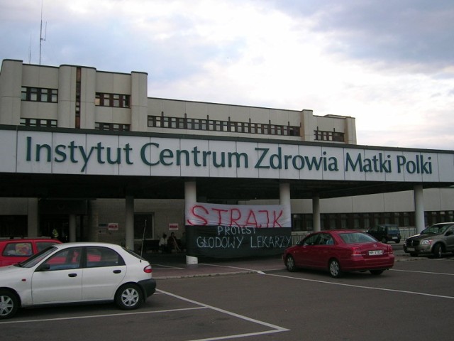 Transparenty informujące o strajku, wywieszone przed wejściem głównym do pawilonu ginekologicznego Instytutu Centrum Zdrowia Matki Polki.