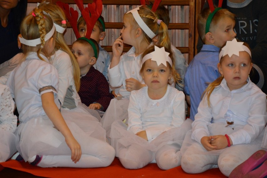 Występy artystyczne dzieci, stoiska z ozdobami i licytacje podczas kiermaszu świątecznego w szkole w Leśnicach