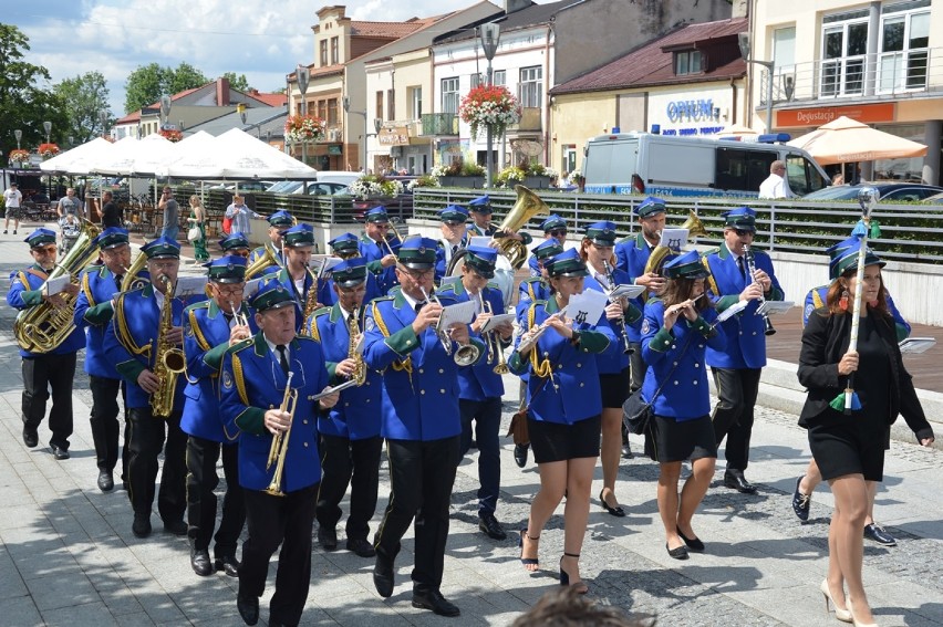 Policjanci z powiatów bełchatowskiego, piotrkowskiego, wieluńskiego, radomszczańskiego i pajęczańskiego świętowali w Bełchatowie [ZDJĘCIA]