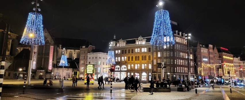 Stolica Holandii tętni świąteczną aranżacją i atmosferą 