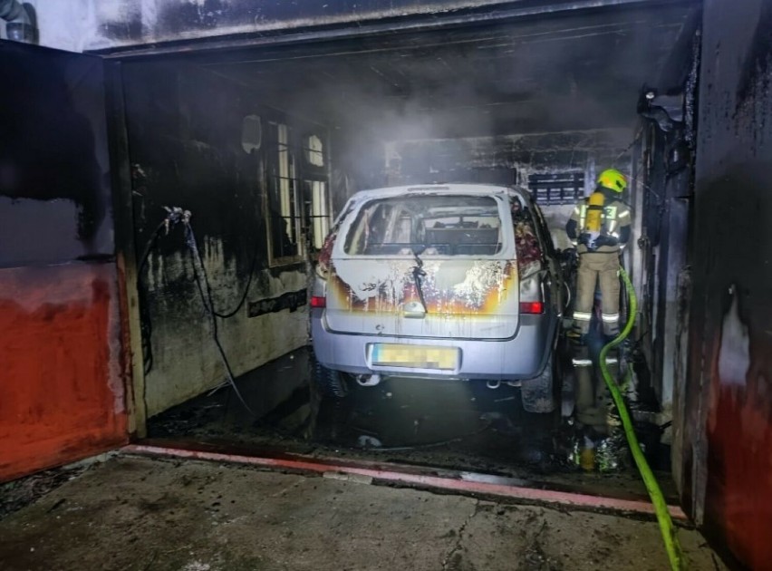 Pożar garażu wraz z samochodem w Słupcu. Poranna akcja strażaków koło Szczucina. Musieli pracować w aparatach, bo było tak duże zadymienie