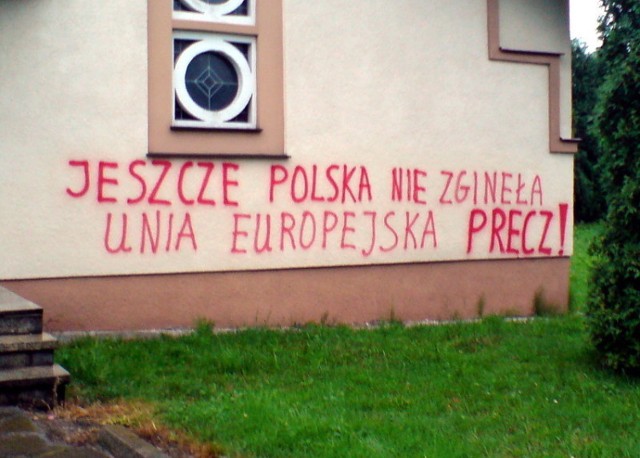 Napis na ścianie kaplicy na cmentarzu w Woli Filipowskiej, 23.07.2008. Fot. Marek Bonarski