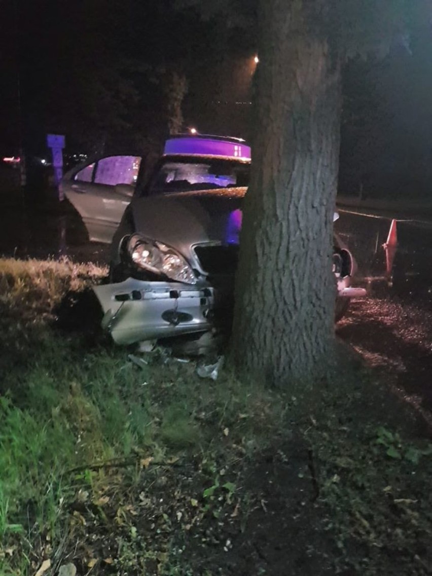 Wypadek w Węglińcu. Auto zmiażdżone na drzewie! [ZDJĘCIA]