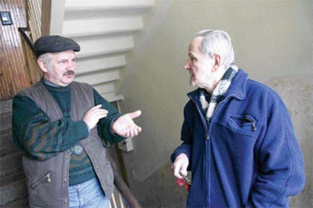 Kazimierz Kuciński (z lewej) domaga się aby Grzegorz Serdiuk zlikwidował kotłownię w swojej piwnicy, bo dym wydobywa się w jego mieszkaniu. JAKUB MORKOWSKI
