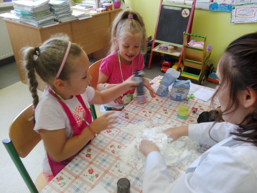 Przedszkolaki z Pniew uczestniczyły w ciekawych warsztatach chemicznych