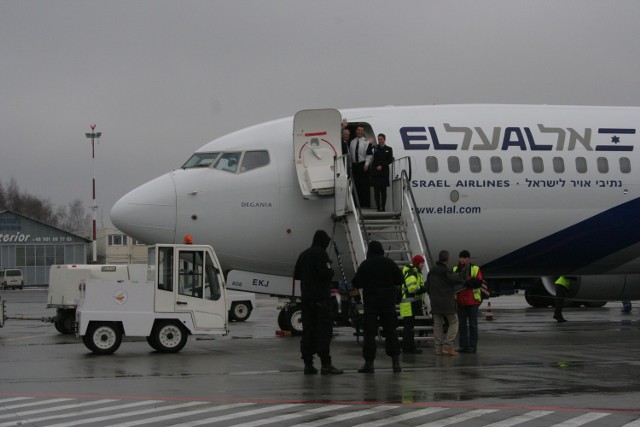 Połączenie obsługuje izraelski przewoźnik Sun D'or, korzystając z samolotów wynajętych od El Al Israel Airlines.