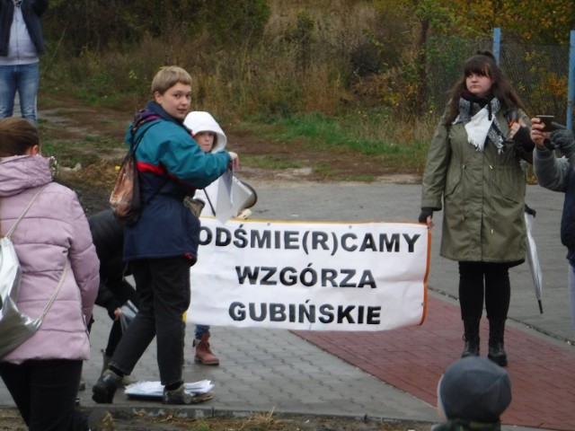 Mieszkańcy w zeszłym roku zebrali blisko 14 ton śmieci na Wzgórzach Gubińskich. Wciąż jednak sporo ich zostało...