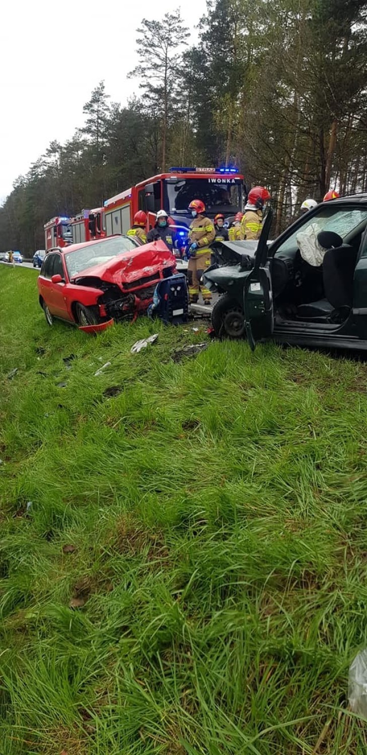 Czołowe zderzenie na DK46 między Lisowem a Herbami. Dziecko jechało w jednym z pojazdów