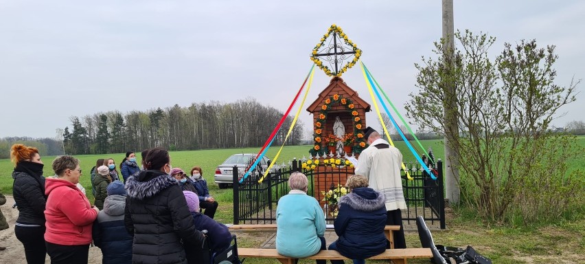 Nabożeństwa majowe przy kapliczkach w parafii Korczew ZDJĘCIA