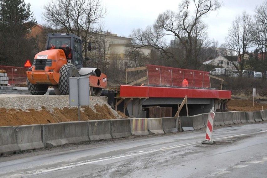Zima i koronawirus nie powstrzymały największej inwestycji  drogowej w Kielcach. Pojedziemy już w marcu? (WIDEO, ZDJĘCIA) 