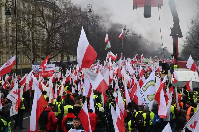 Protest rolników w Warszawie ruszył w środę, 6 marca. To już kolejna manifestacja. Organizatorzy spodziewają się ogromnej frekwencji - zapowiedziano udział nawet 150 tysięcy uczestników.