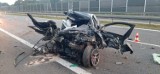 Groźny wypadek na A4 w okolicach Bochni. BMW rozbiło się o bariery energochłonne przy autostradzie 