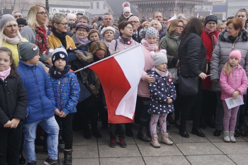 Grodzisk Wielkopolski: Na Starym Rynku wspólnie odśpiewaliśmy Hymn Państwowy! [ZDJĘCIA]