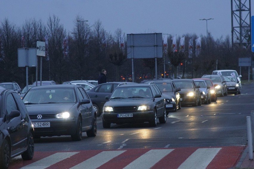 W eskorcie policji kierowcy przejechali ulicami Poznania,...