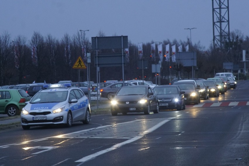 W eskorcie policji kierowcy przejechali ulicami Poznania,...