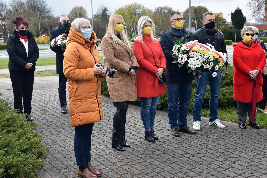 Piła. Delegacje złożyły kwiaty pod pomnikiem St. Staszica w 230. rocznicę uchwalenia Konstytucji 3 Maja. Zobaczcie zdjęcia