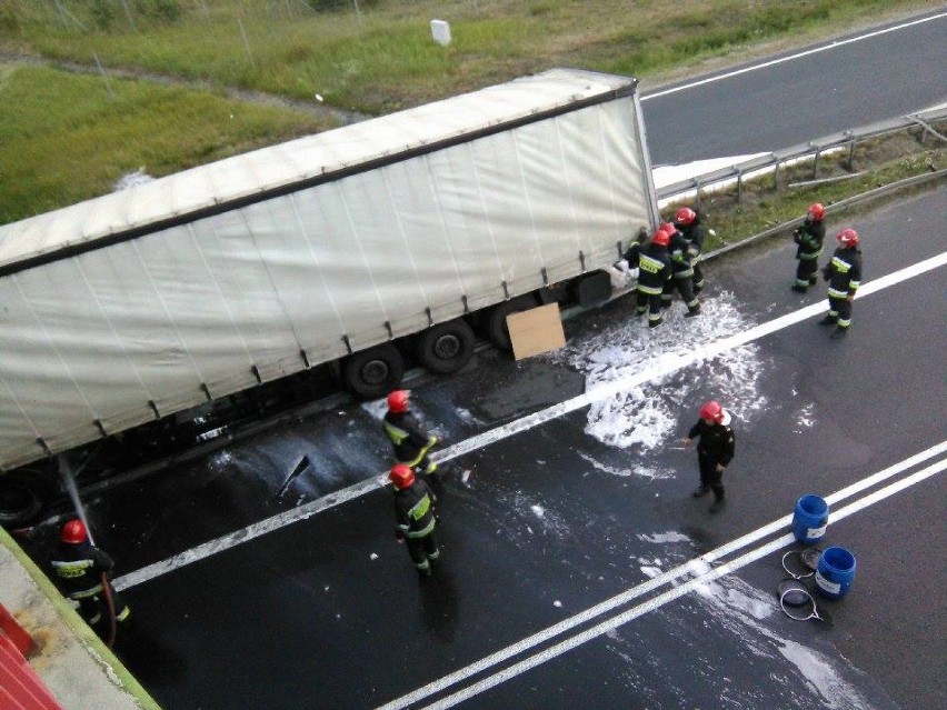 Wypadek pod Toruniem. 1000 litrów spirytusu rozlało się na drogę [ZDJĘCIA]