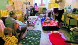 Wrocław: W szpitalu przy dziecku rodzic śpi na materacu