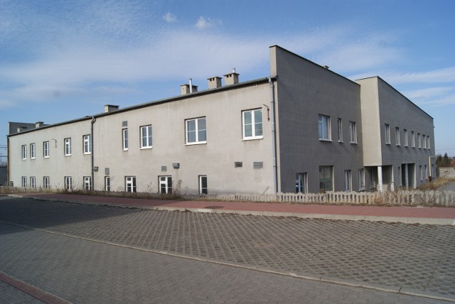 Specjalny Ośrodek Szkolno-Wychowawczy przy ulicy Handlowej miałby zostać przeniesiony do budynku niedokończonej przychodni przy ulicy Kordeckiego.