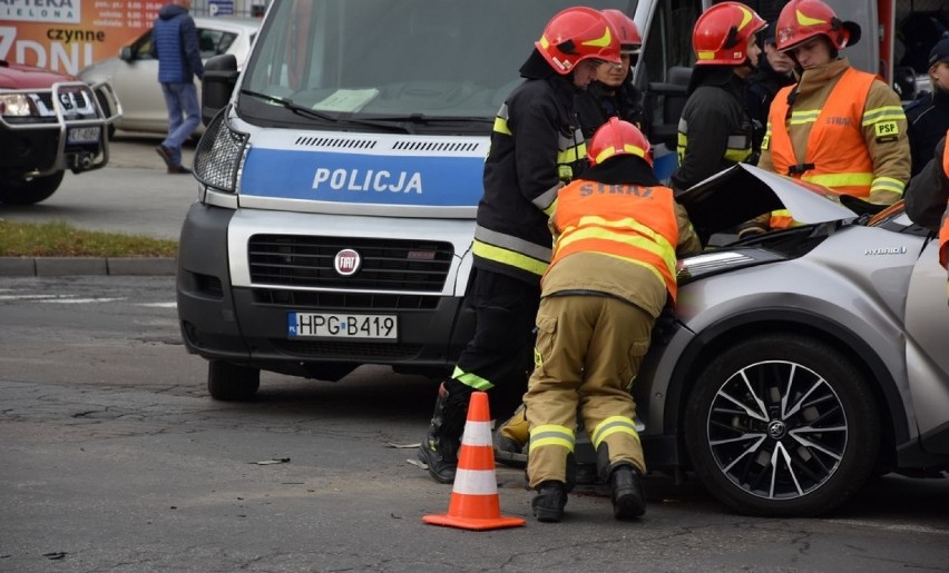 Tarnów. Radiowóz zderzył się z toyotą. Na sygnale wjechał przy czerwonym świetle na skrzyżowanie al. Solidarności i Klikowskiej [ZDJĘCIA]