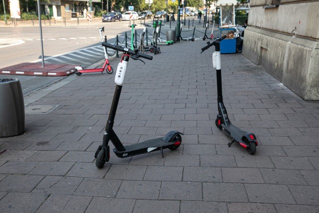 Zbyt szybka jazda po chodnikach to jedno, a drugie to zostawianie hulajnóg elektrycznych byle gdzie i byle jak. Jedno i drugie będzie od 20 maja karane.