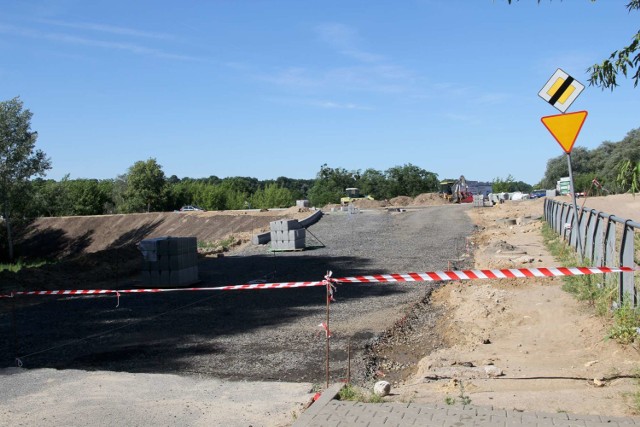 Trwają prace związane z budową nowego mostu przez rzekę Wartę w Międzychodzie. Wszystko wskazuje na to, że nową przeprawą pojedziemy pod koniec lata. Obecnie malowane są dźwigary mostu oraz budowane nasypy i drogi dojazdowe.

Zobacz też: Lech Poznań: Nicki Bille "zaszalał" w Monako - trafił za to do więzienia 

8-latek kierował quadem w Siemianowicach i miał wypadek

źródło: dziennikzachodni.pl/x-news.pl.