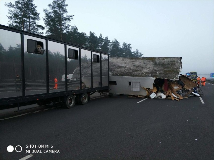 Wypadek autobusu na autostradzie A1 w Żorach - zderzył się z ciągnikiem cyrku