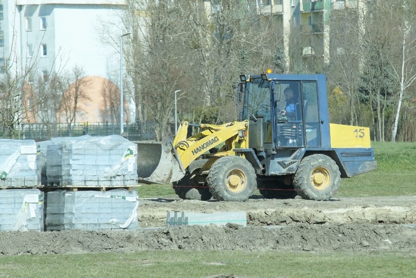 Trwa budowa nowych miejsc parkingowych przy ul. Błażka w Inowrocławiu