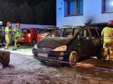Pożar warsztatu samochodowego w Śremie. W garażu znajdował się pojazd. Z ogniem walczyło kilka zastępów straży pożarnej [film, zdjęcia]