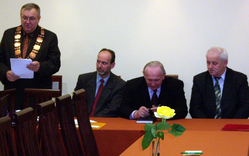 Od lewej: Henryk Kluska, Marek Spychała oraz zaproszeni...