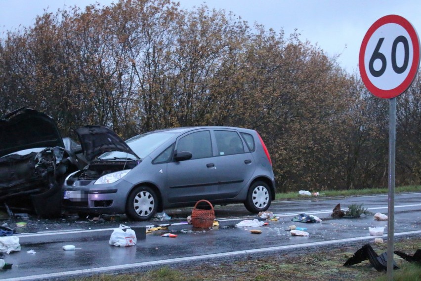 Zderzenie trzech samochodów w pobliżu Sobczyc. Sześć osób poszkodowanych