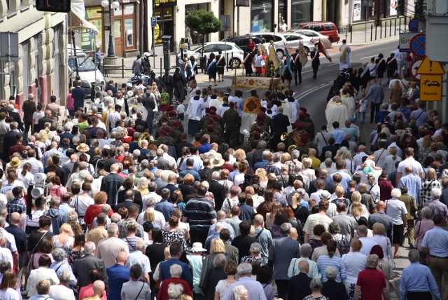 Procesja Bożego Ciała w Bielsku-Białej. 

Zobacz kolejne zdjęcia. Przesuwaj zdjęcia w prawo - naciśnij strzałkę lub przycisk NASTĘPNE