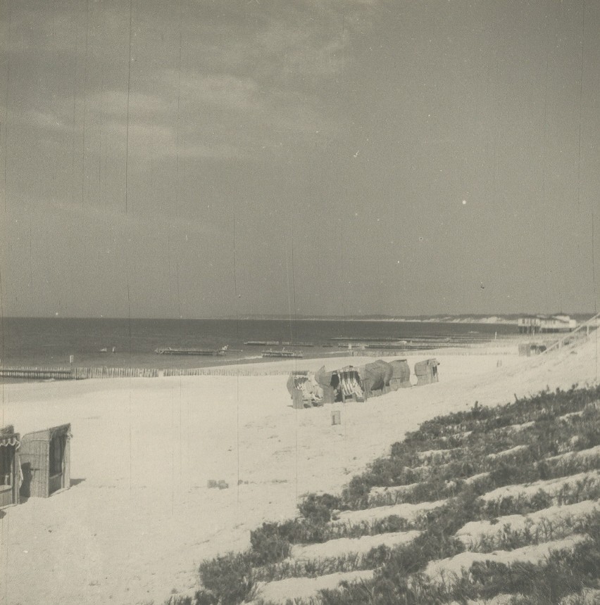 Ustka plaża wschodnia. Widoczne kosze plażowe (1947 rok).