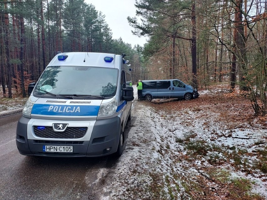 Samochód uderzył w drzewo w okolicach Czarnoszyc, jedna osoba poszkodowana - policja apeluje o ostrożność na drogach zimą!