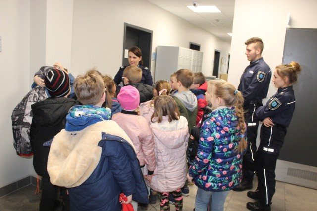 Uczniowie z ZSR CKU w Wojsławicach na praktykach w Komendzie Powiatowej Policji w Poddębicach