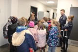 Uczniowie z ZSR CKU w Wojsławicach na praktykach w Komendzie Powiatowej Policji w Poddębicach, którą odwiedzili drugoklasiści z Domaniewa