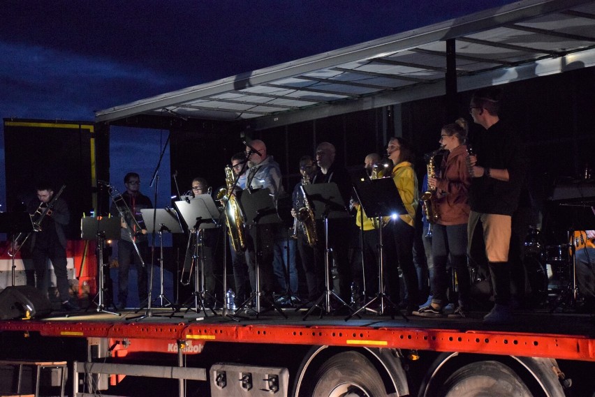 Gmina Oborniki. Koncert zespołu Brass Band i pokaz fajerwerków w Bogdanowie [ZDJĘCIA]