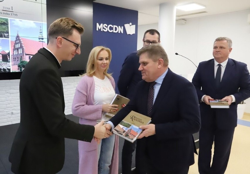 Podczas konferencji dyrektor Ruszczyk wręczył egzemplarze I...