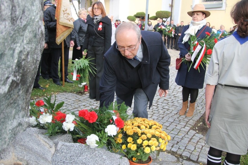 Uczestnicy złożyli wiązanki kwiatów pod pomnikiem ofiar II...