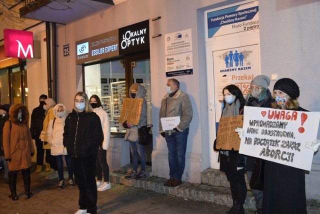 W poniedziałek, 1 lutego, w Skierniewicach kilkanaście osób protestowało przeciwko zaostrzeniu prawa aborcyjnego