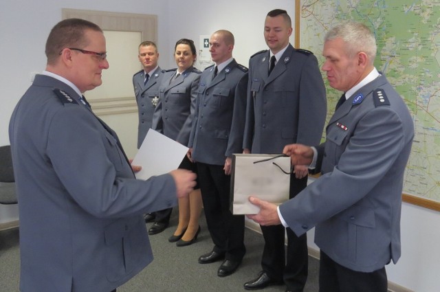 Policjantowi Benedyktowi Klafetce (z lewej) podziękowania i upominek wręczył p.o. komendant Wiesław Gapa.