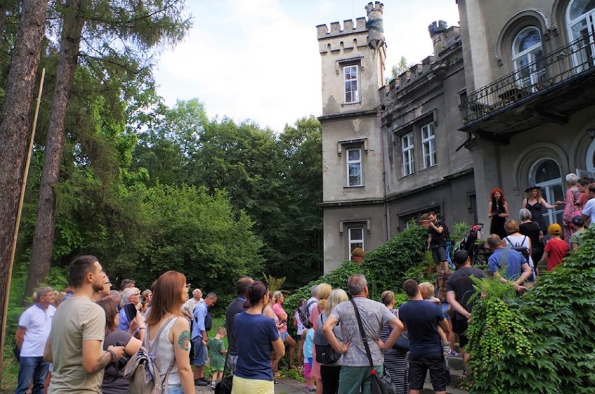 Ponad 300 osób zwiedziło pałac Larischów w Bulowicach w...