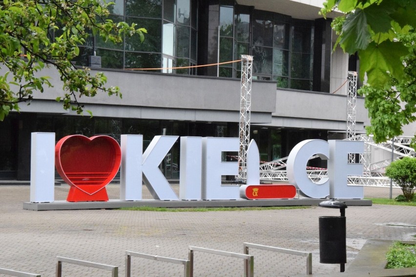 Przed Kieleckim Centrum Kultury stanął napis I love Kielce.