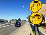 Na drogach pojawiły się żółte znaki z czołgiem. Mieszkańcy zastanawiają się, co to znaczy?