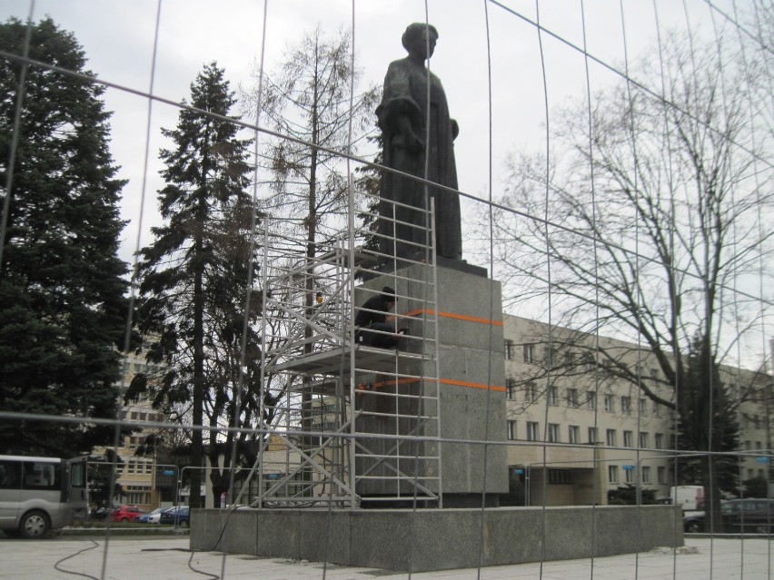 Zaczęto remont pomnika Marii Curie-Skłodowskiej. Planowo zakończy się w czerwcu 