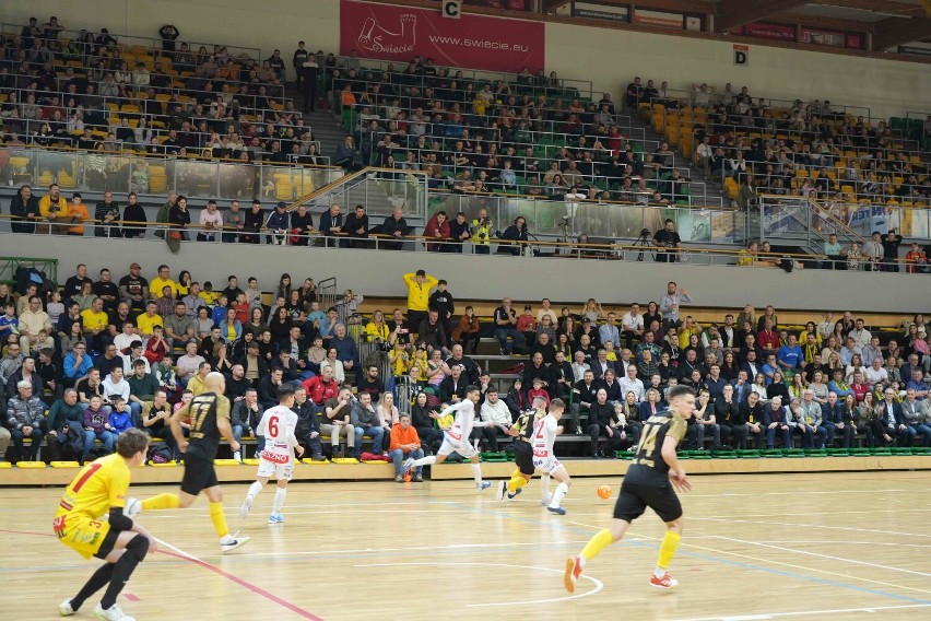Kibice na meczu Futsal Świecie – GI Malepszy Arth Soft Leszno. Zobacz zdjęcia i wideo