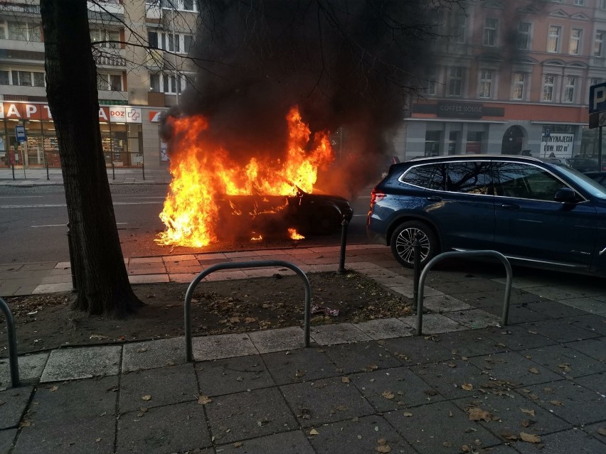 Samochód osobowy spłonął na Wojska Polskiego w Szczecinie [WIDEO, ZDJĘCIA]