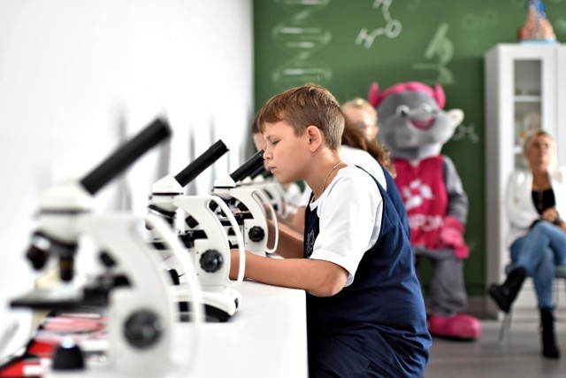 Bachowicka szkoła znalazła się w gronie czterech placówek, wybranych spośród 140 chętnych szkół, do realizacji zadania w ramach projektu „Zielone Laboratoria Taurona" 1.09.2022 otwarto pracownię, która wyposażył Tauron.