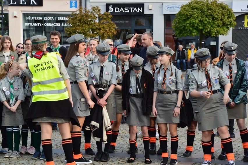 Najdłuższą w województwie łódzkim flagę biało-czerwoną...